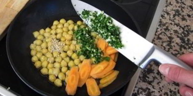 теплый салат с нутом