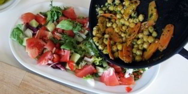 теплый салат с нутом