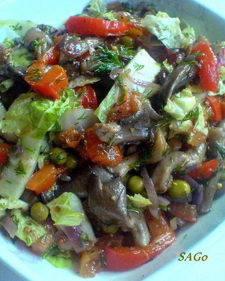 Теплый салат с вешенками и пекинской капустой