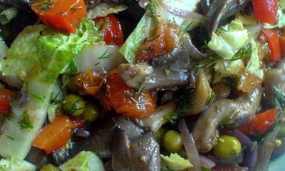 Рецепт теплый салат с вешенками и пекинской капустой