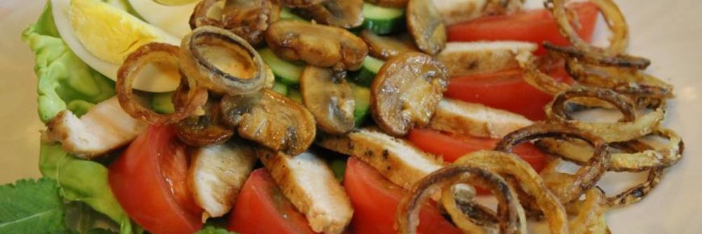 Теплый салат со свининой