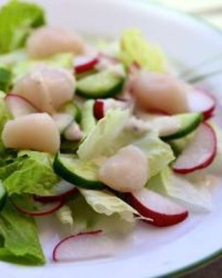 Зеленый салат с гребешками