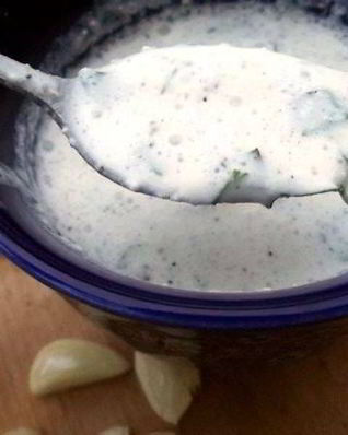 Чесночный соус со сметаной
