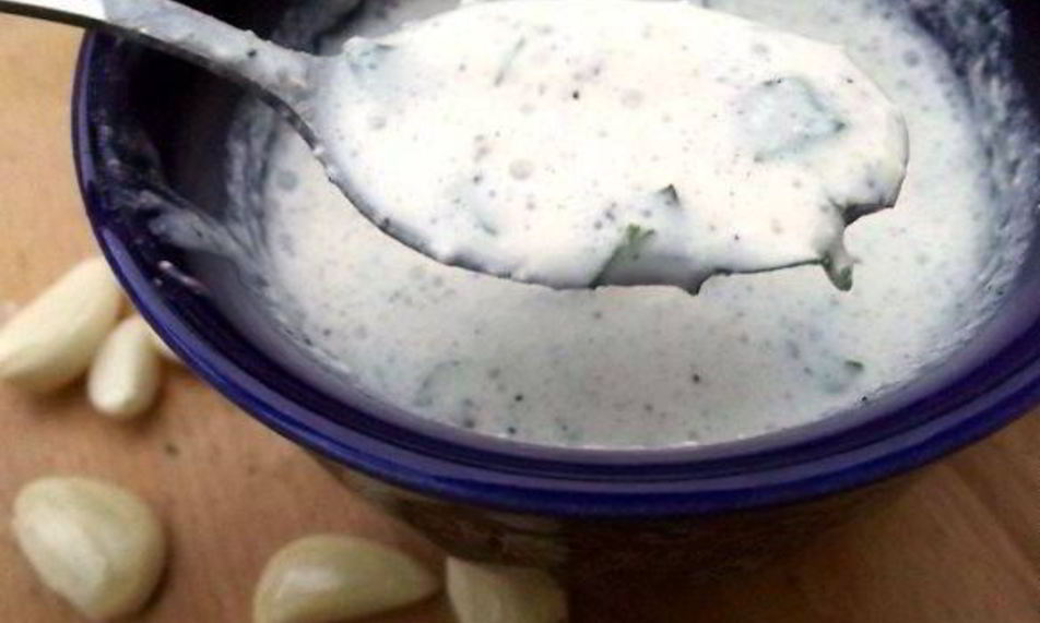 Рецепт чесночный соус со сметаной