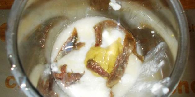 йогуртовый соус с анчоусами