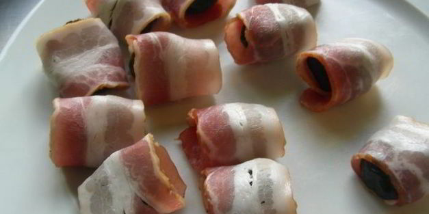 куриные шашлычки с беконом и черносливом