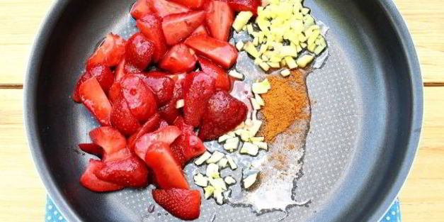 остро-пряный клубничный соус к мясу