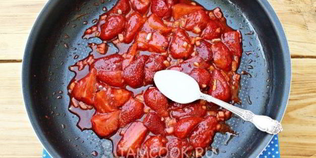 остро-пряный клубничный соус к мясу