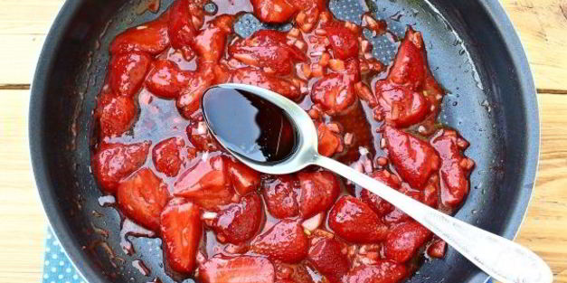 остро-пряный клубничный соус к мясу
