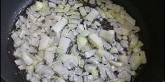 сливочный соус из сметаны, лука, чеснока и зелени