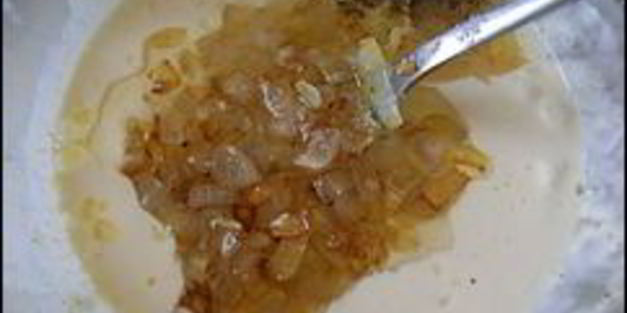 сливочный соус из сметаны, лука, чеснока и зелени