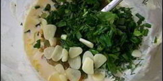 сливочный соус из сметаны, лука, чеснока и зелени