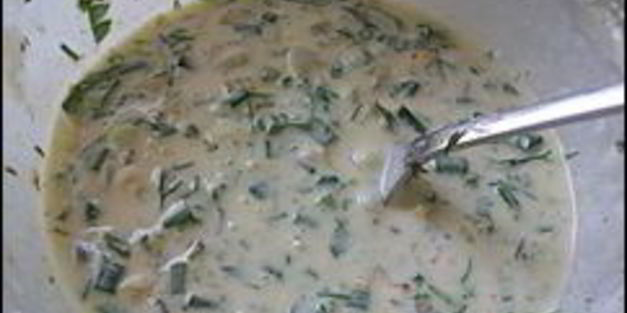 сливочный соус из сметаны, лука, чеснока и зелени