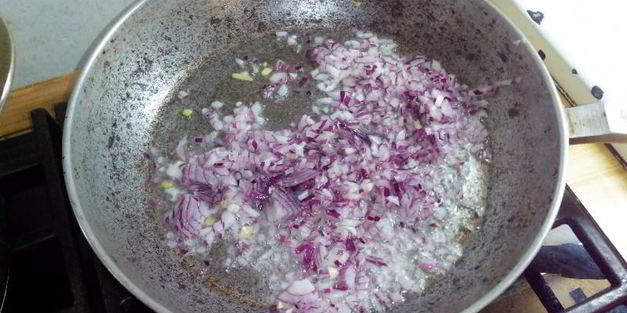 соус для пиццы на помидорах и луке