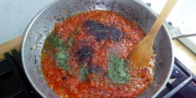 соус для пиццы на помидорах и луке