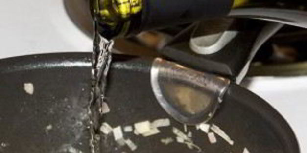 соус для рыбы из вина, масла и каперсов