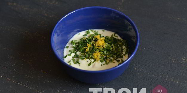 соус из йогурта с зеленью и хреном