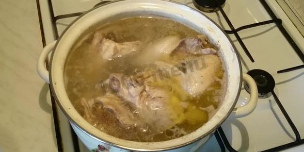 борщ на курином бульоне с отварной свеклой