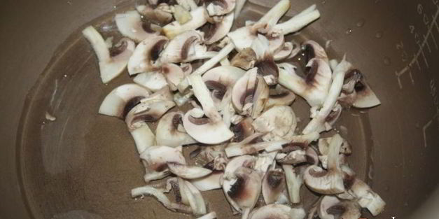 борщ с шампиньонами на куриных окорочках