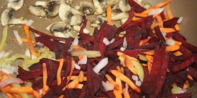 борщ с шампиньонами на куриных окорочках