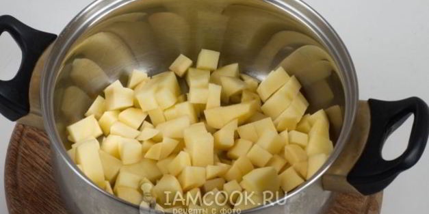 зеленый борщ со щавелем и адыгейским сыром