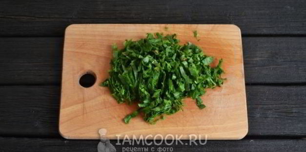 зеленый борщ со щавелем и яйцом