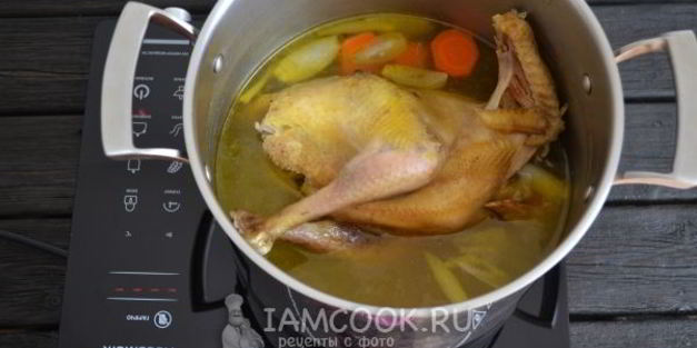 зеленый борщ со щавелем и яйцом