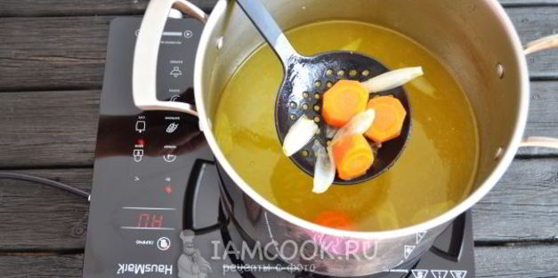 зеленый борщ со щавелем и яйцом