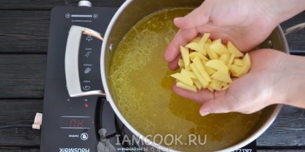 зеленый борщ со щавелем и яйцом