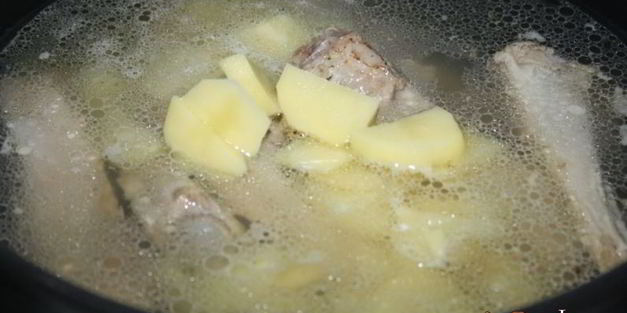 зеленый борщ со щавлем и маринованными огурцами