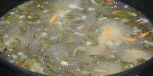 зеленый борщ со щавлем и маринованными огурцами