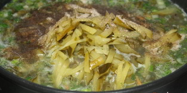 зеленый борщ со щавлем и маринованными огурцами