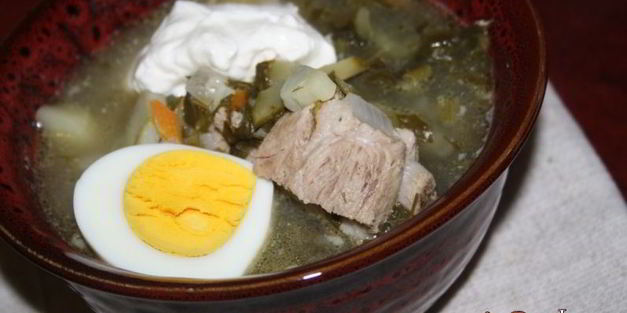 зеленый борщ со щавлем и маринованными огурцами