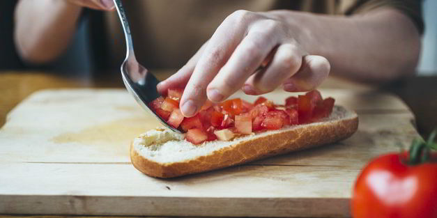 быстрый суп с горячим бутербродом капрезе