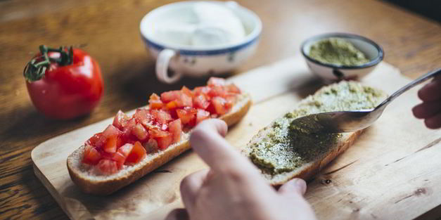 быстрый суп с горячим бутербродом капрезе
