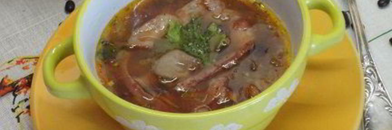 Фасолевый суп с грибами и копченостями