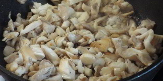 фасолевый суп с грибами и копченостями