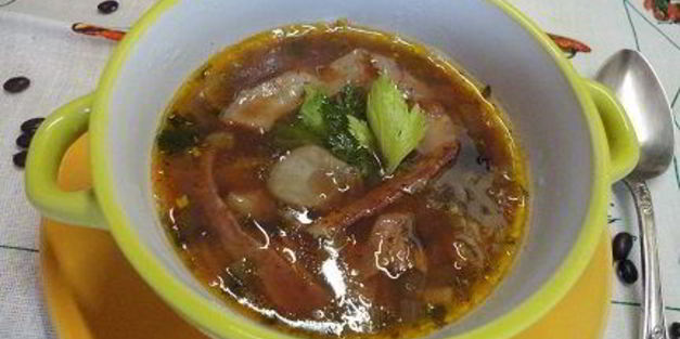 фасолевый суп с грибами и копченостями