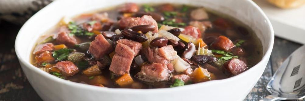 Фасолевый суп с рулькой и колбасками