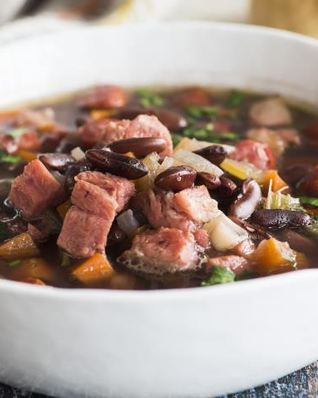 Фасолевый суп с рулькой и колбасками