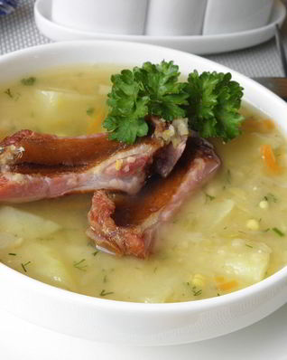 Гороховый суп с копчеными ребрышками