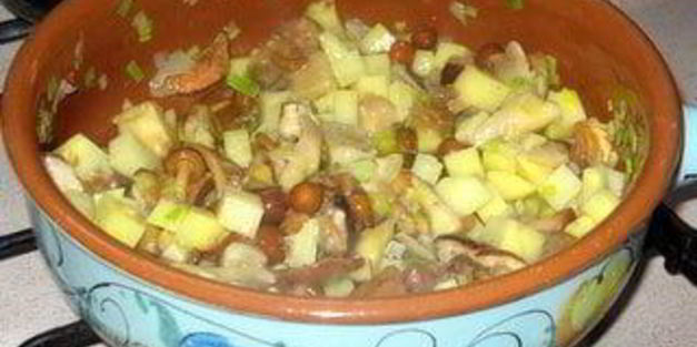 грибной суп со сливками и сыром в хлебных горшочках-мешочках