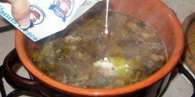 грибной суп со сливками и сыром в хлебных горшочках-мешочках