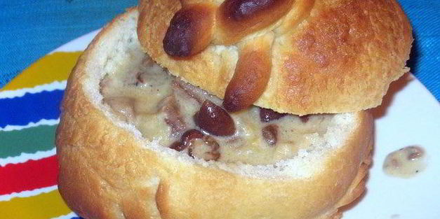 грибной суп со сливками и сыром в хлебных горшочках-мешочках