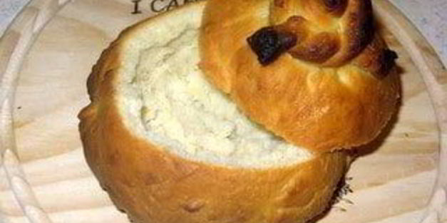 грибной суп со сливками и сыром в хлебных горшочках-мешочках