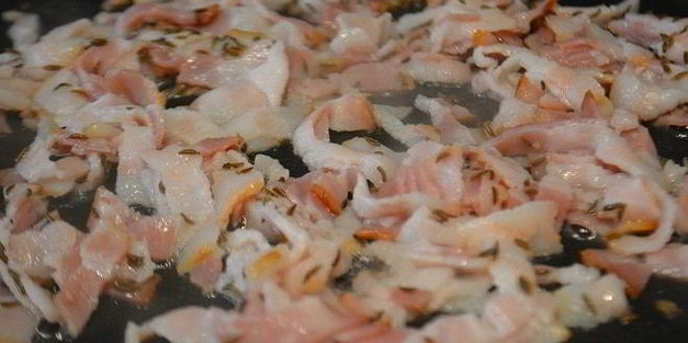 картофельный суп с беконом и тмином