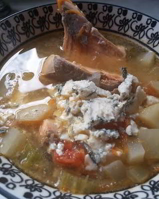 Копченый рыбный суп с грушей, репой и горгонзолой