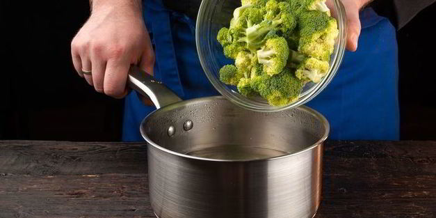 крем-суп из брокколи с креветками