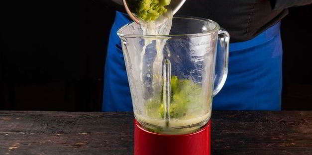 крем-суп из брокколи с креветками