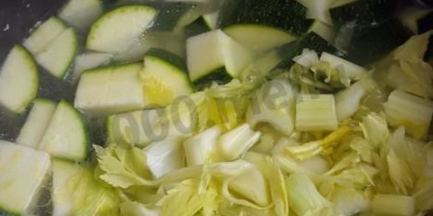 крем-суп из цукини и курицы в мультиварке